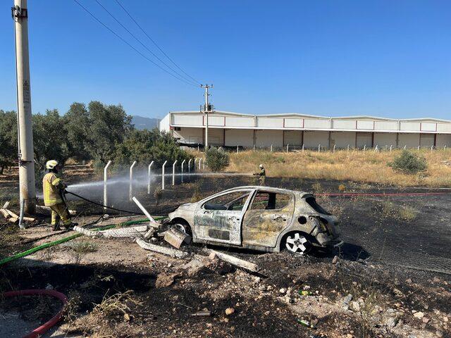 İzmir’de otomobilde başlayıp otluk alana sıçrayan yangın söndürüldü