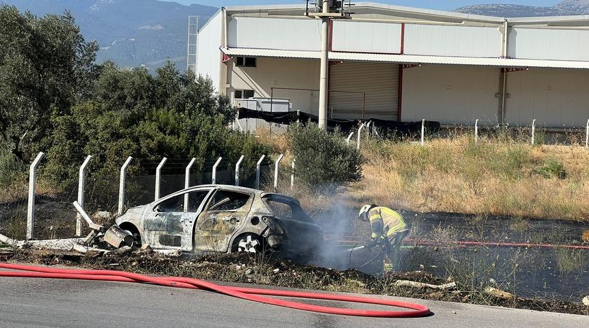 İzmir’de otomobilde başlayıp otluk alana sıçrayan yangın söndürüldü