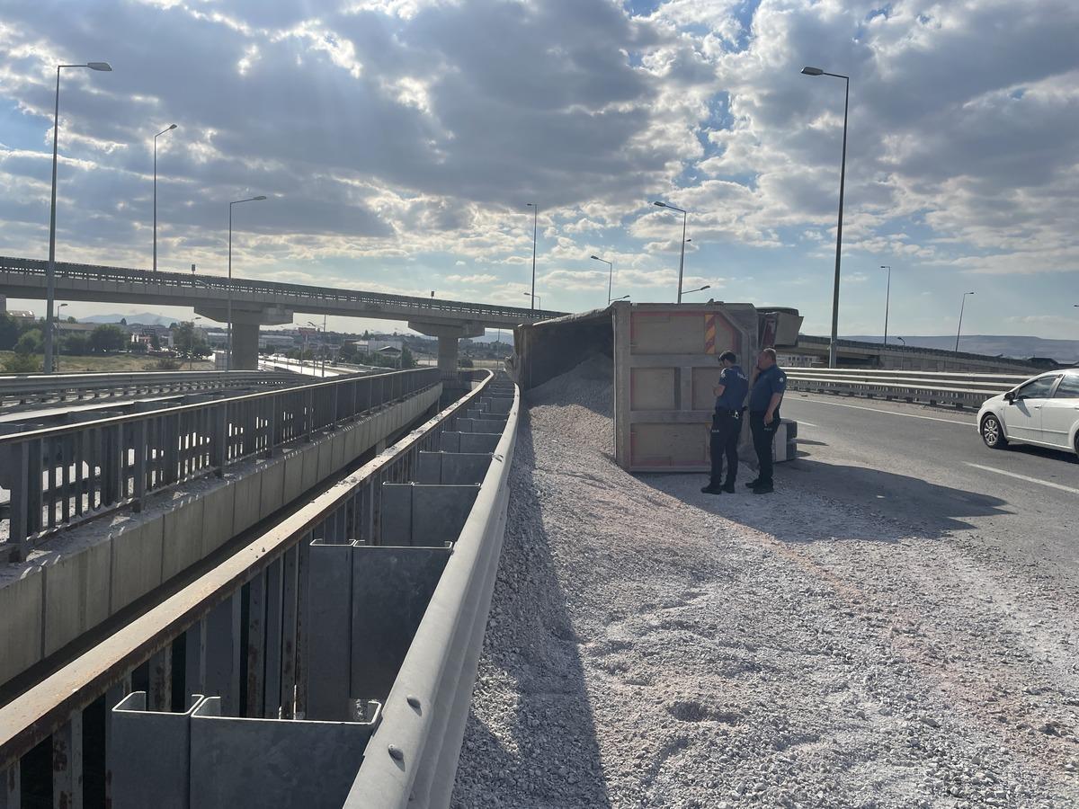 Kayseri'de devrilen mıcır y&uuml;kl&uuml; kamyonun s&uuml;r&uuml;c&uuml;s&uuml; yaralandı