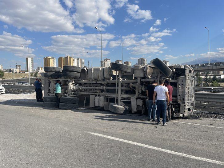 Kayseri'de devrilen mıcır yüklü kamyonun sürücüsü yaralandı G2