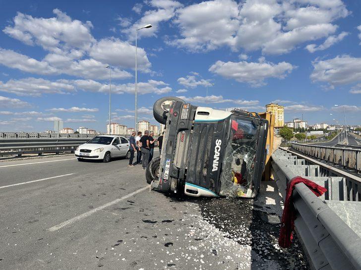 Kayseri'de devrilen mıcır yüklü kamyonun sürücüsü yaralandı G4