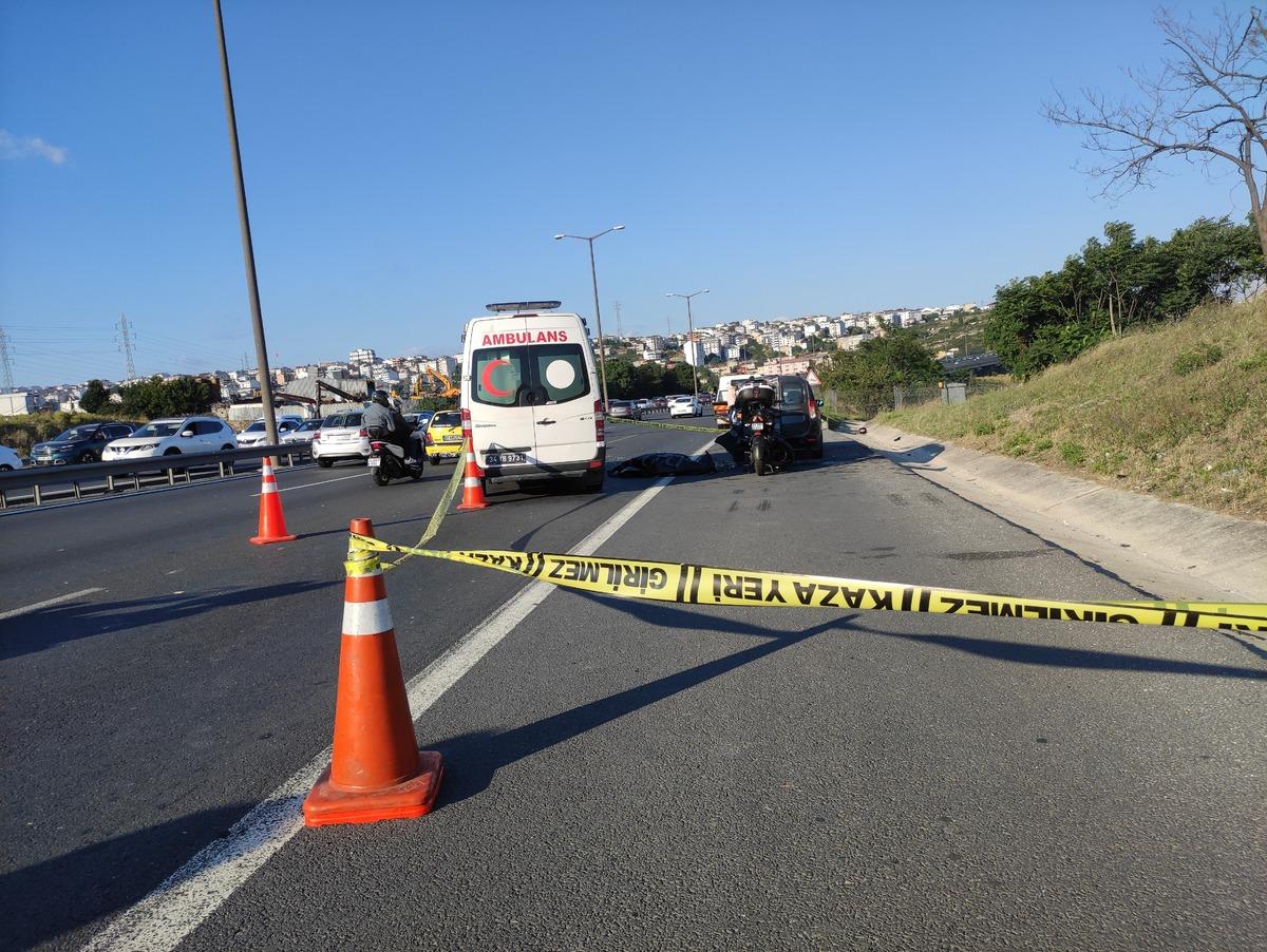 TEM'de emniyet şeridinde duran otomobile &ccedil;arpan motosikletin s&uuml;r&uuml;c&uuml;s&uuml; &ouml;ld&uuml;