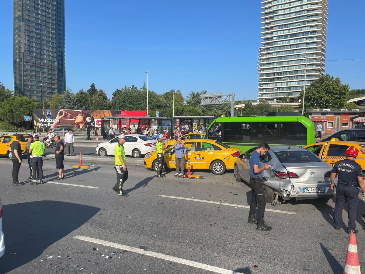 Beşiktaş'ta 4 aracın karıştığı kazada 2 kişi yaralandı