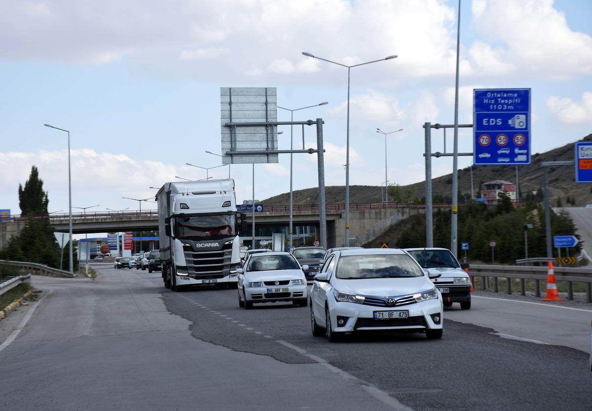 Kırıkkale'de tatilin son g&uuml;n&uuml;nde trafik yoğunluğu s&uuml;r&uuml;yor