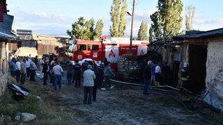 Sivas'ta köyde çıkan yangın itfaiye ekipleri ve vatandaşların müdahalesiyle söndürüldü