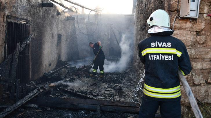 Sivas'ta köyde çıkan yangın itfaiye ekipleri ve vatandaşların müdahalesiyle söndürüldü G2