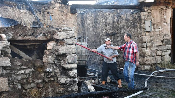 Sivas'ta köyde çıkan yangın itfaiye ekipleri ve vatandaşların müdahalesiyle söndürüldü G3