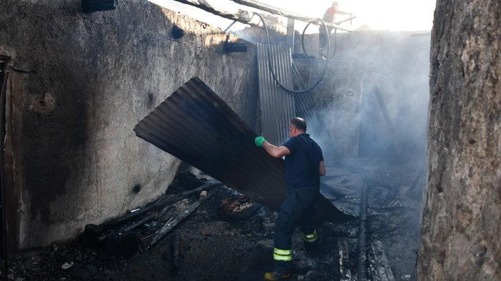 Sivas'ta köyde çıkan yangın itfaiye ekipleri ve vatandaşların müdahalesiyle söndürüldü G5