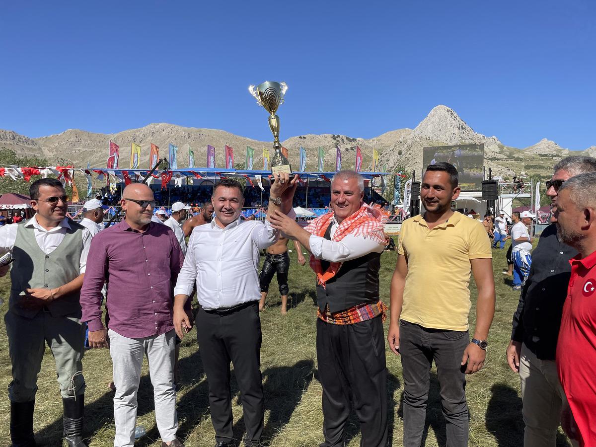 15. G&ouml;kbel Yaylası Yağlı G&uuml;reşleri'nde başpehlivanlığı Cengizhan Şimşek kazandı