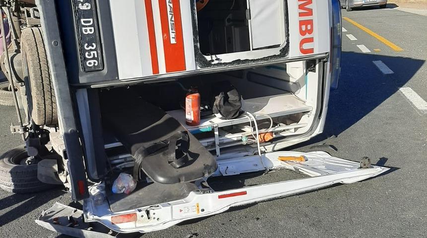 Elazığ'da otomobille çarpışan ambulanstaki 3 kişi yaralandı