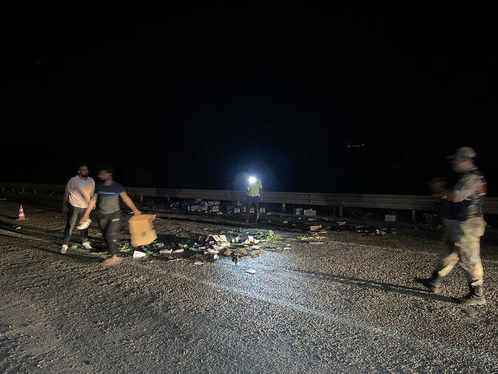 Kilis'te gıda yüklü minibüs devrildi G2