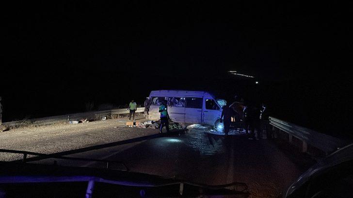 Kilis'te gıda yüklü minibüs devrildi G3