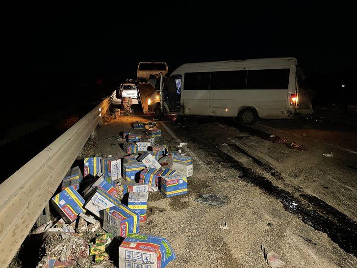 Kilis'te gıda yüklü minibüs devrildi G4
