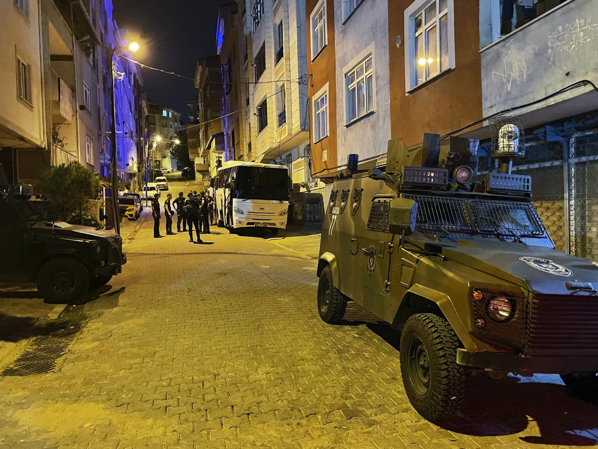 Esenyurt'ta iki aile arasında &ccedil;ıkan kavgada 3 kişi yaralandı