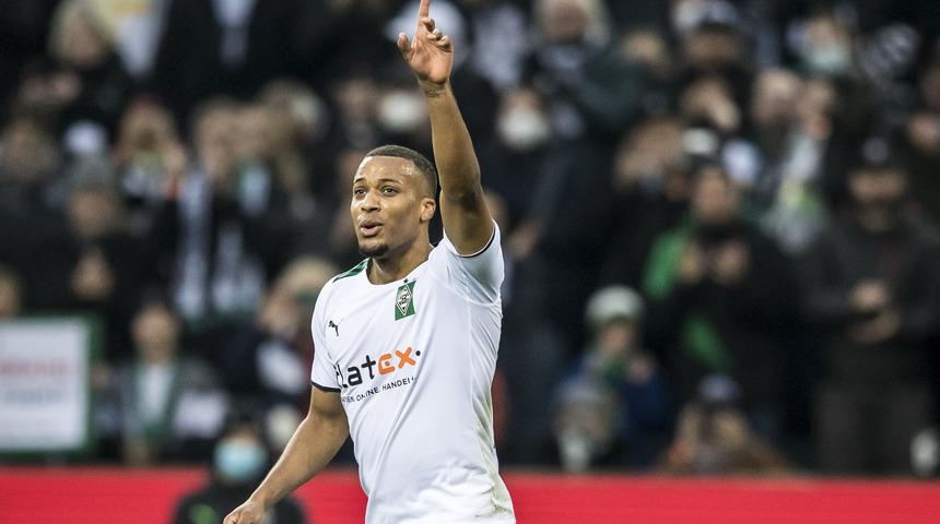 Son dakika: Fenerbahçe'de aylardır beklenen golcü transferi bitiyor! Alassane Plea, İstanbul'a gelecek...