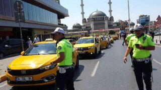 Taksim'de taksi denetimi! Trafikten men edildiler