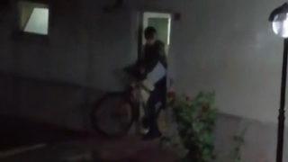 Yok böyle hırsız! Bisiklet yetmedi, kendisine fırlatılan tencereyi de çaldı
