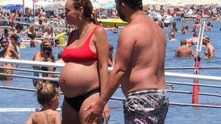 İkinci bebeğine hamile olan Seda Bakan ailesiyle halk plajında 