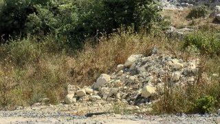 İsyan ettiren görüntüler! 'Kamera ile izleniyor' tabelasının önüne bile hafriyat döktüler