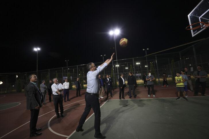 Bakan Kasapoğlu, Çorum'da gençlerle basketbol oynadı G1