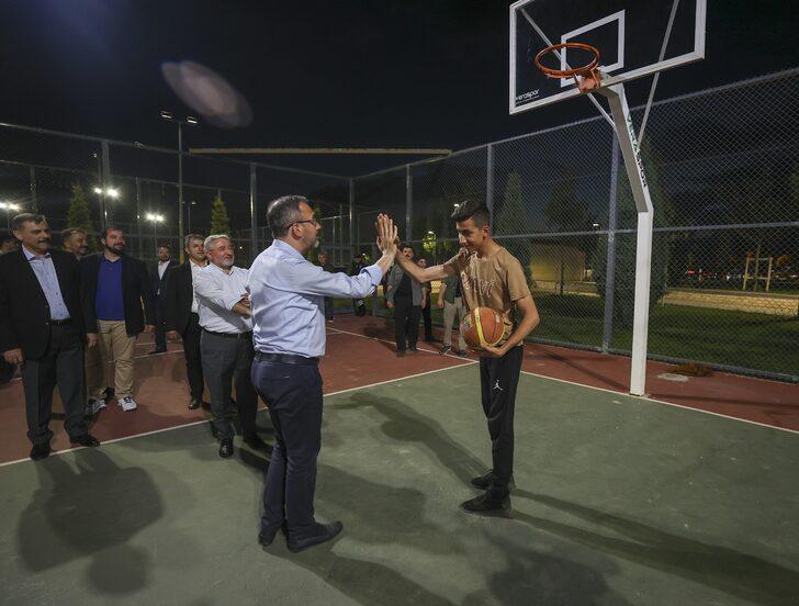Bakan Kasapoğlu, Çorum'da gençlerle basketbol oynadı G3