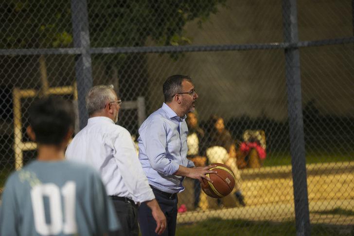 Bakan Kasapoğlu, Çorum'da gençlerle basketbol oynadı G4