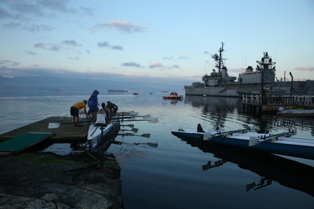 İzmit K&ouml;rfezi'nde k&uuml;rek &ccedil;ekerek stres atıyorlar