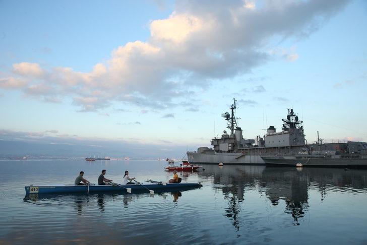 İzmit Körfezi'nde kürek çekerek stres atıyorlar G5