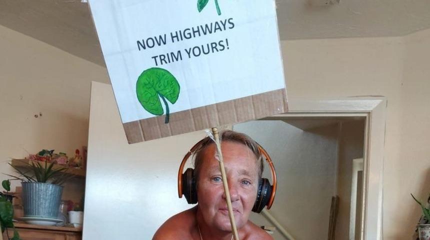 Çırılçıplak sokağa çıkıp protesto etti! ''Ben çalılarımı budadım, şimdi sıra sizde'' dedi