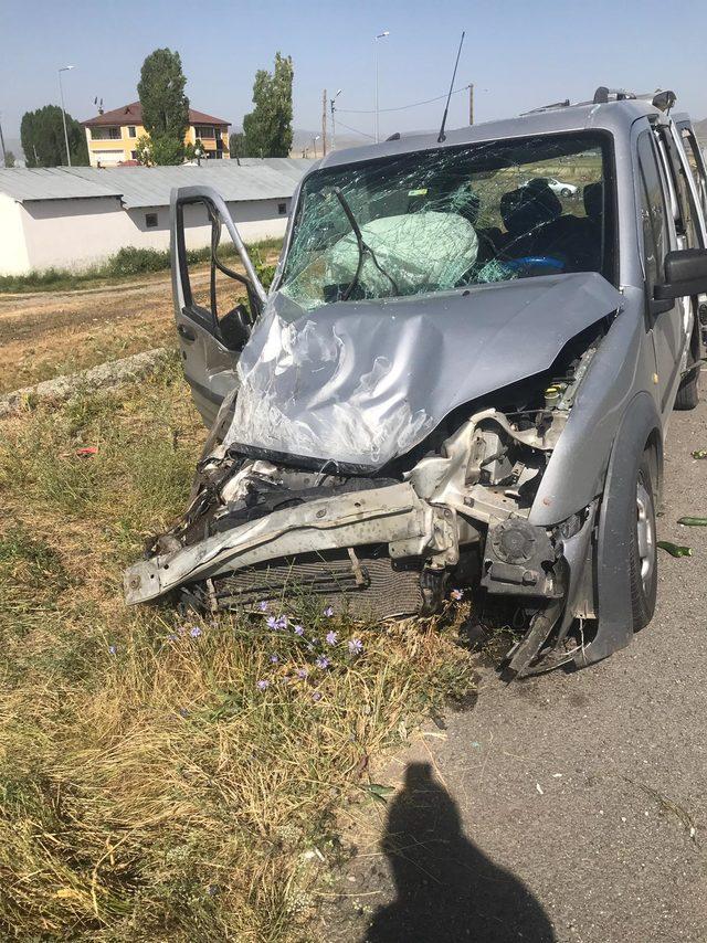 Ağrı'da hafif ticari araçla minibüs çarpıştı, 12 kişi yaralandı
