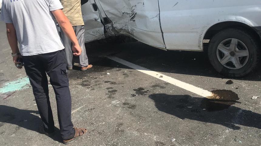 Ağrı'da hafif ticari araçla minibüs çarpıştı, 12 kişi yaralandı