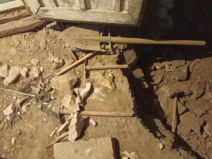 Antalya'da evin içinde kaçak kazı yapan 4 kişi suçüstü yakalandı G1