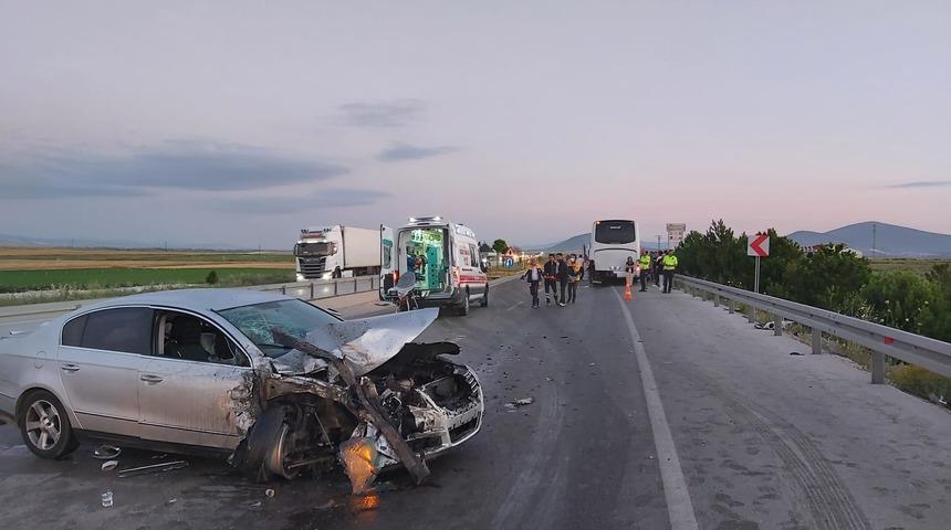 Afyonkarahisar'da otobüsle çarpışan otomobildeki 5 kişi yaralandı