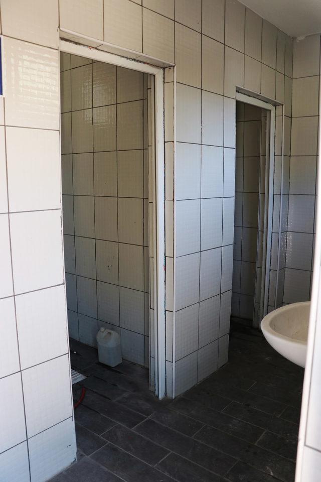 yerinden-soktugu-caminin-tuvalet-kapilarini-omzuna-alip-goturdu_4382_dhaphoto3