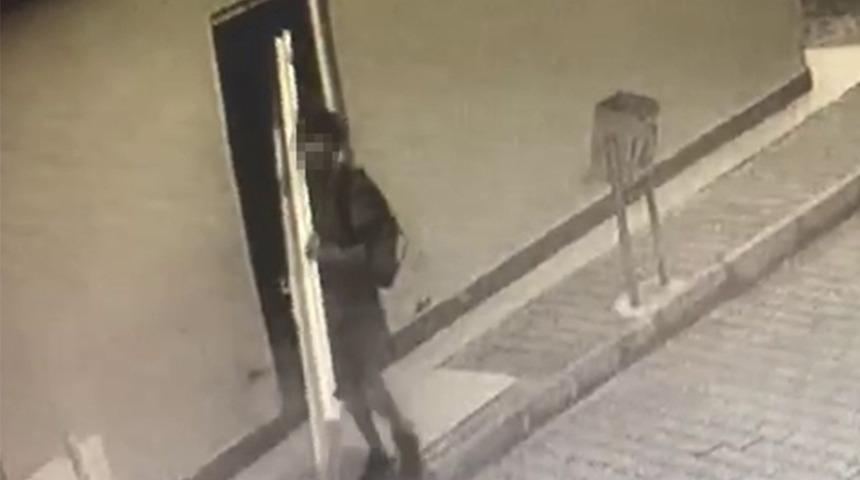 Camide 'pes' dedirten hırsızlık! Tuvalet kapılarını söküp götürdü