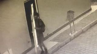 Camide 'pes' dedirten hırsızlık! Tuvalet kapılarını söküp götürdü