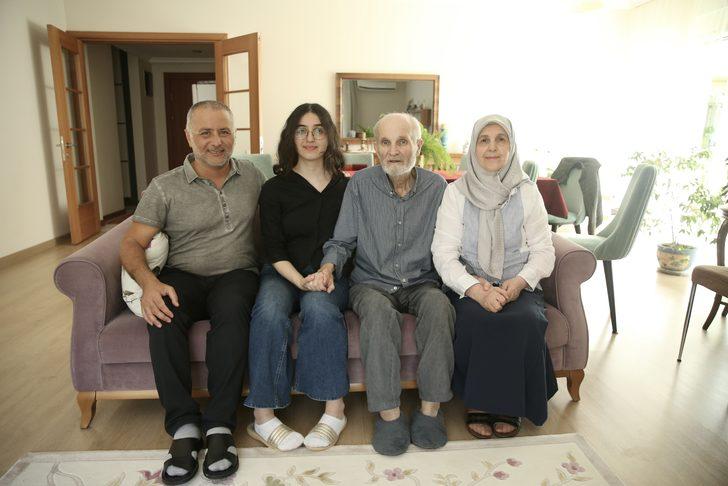 YKS'de TYT ile YDT İngilizce Türkiye birincisi Zeynep Dila Kuyucu başarısını değerlendirdi: G4