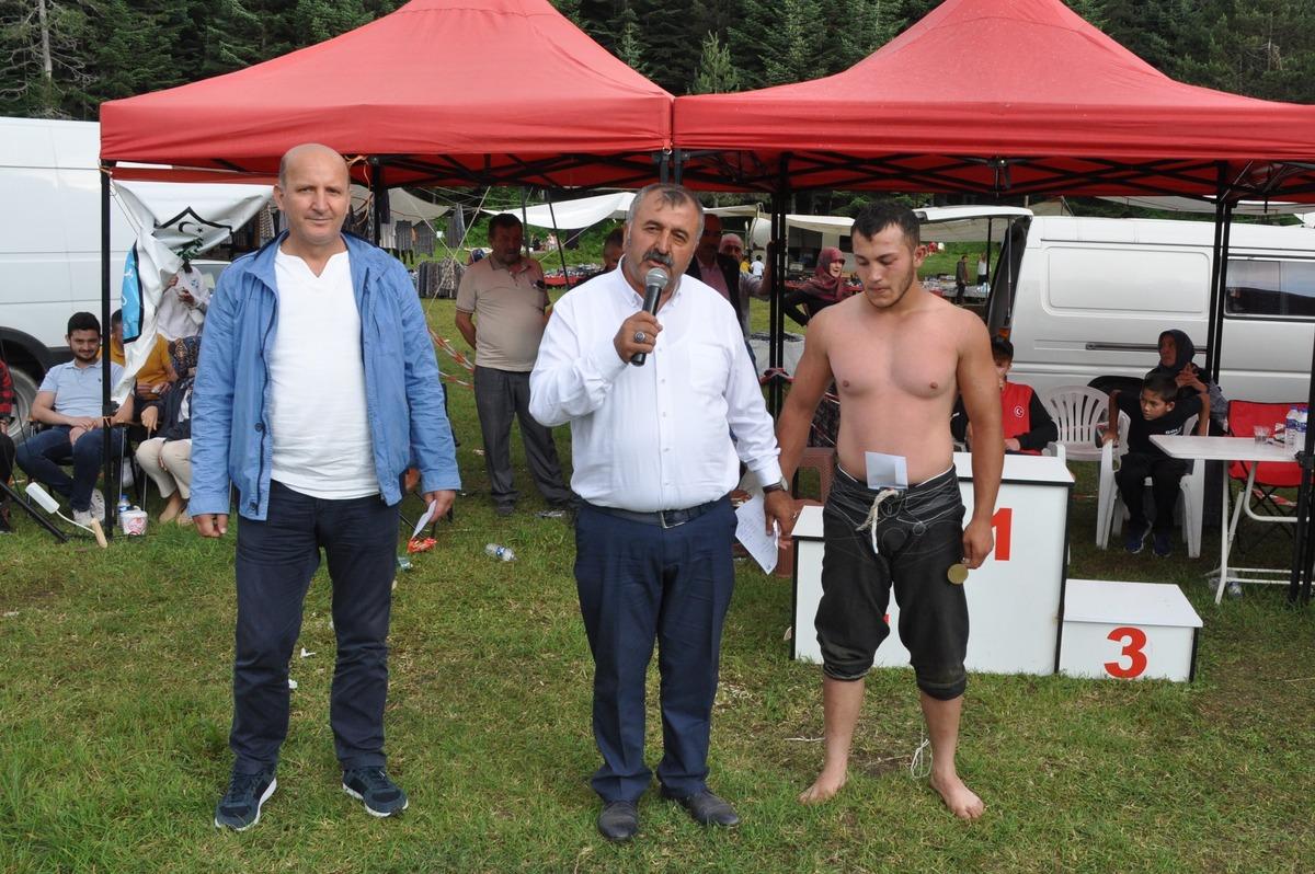 G&uuml;reşte kazandığı para &ouml;d&uuml;l&uuml;n&uuml; 15 Temmuz şehidi anısına camiye bağışladı