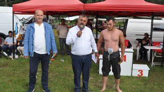 Güreşte kazandığı para ödülünü 15 Temmuz şehidi anısına camiye bağışladı