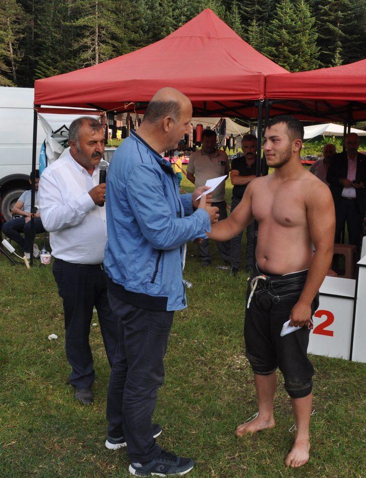 Güreşte kazandığı para ödülünü 15 Temmuz şehidi anısına camiye bağışladı G2