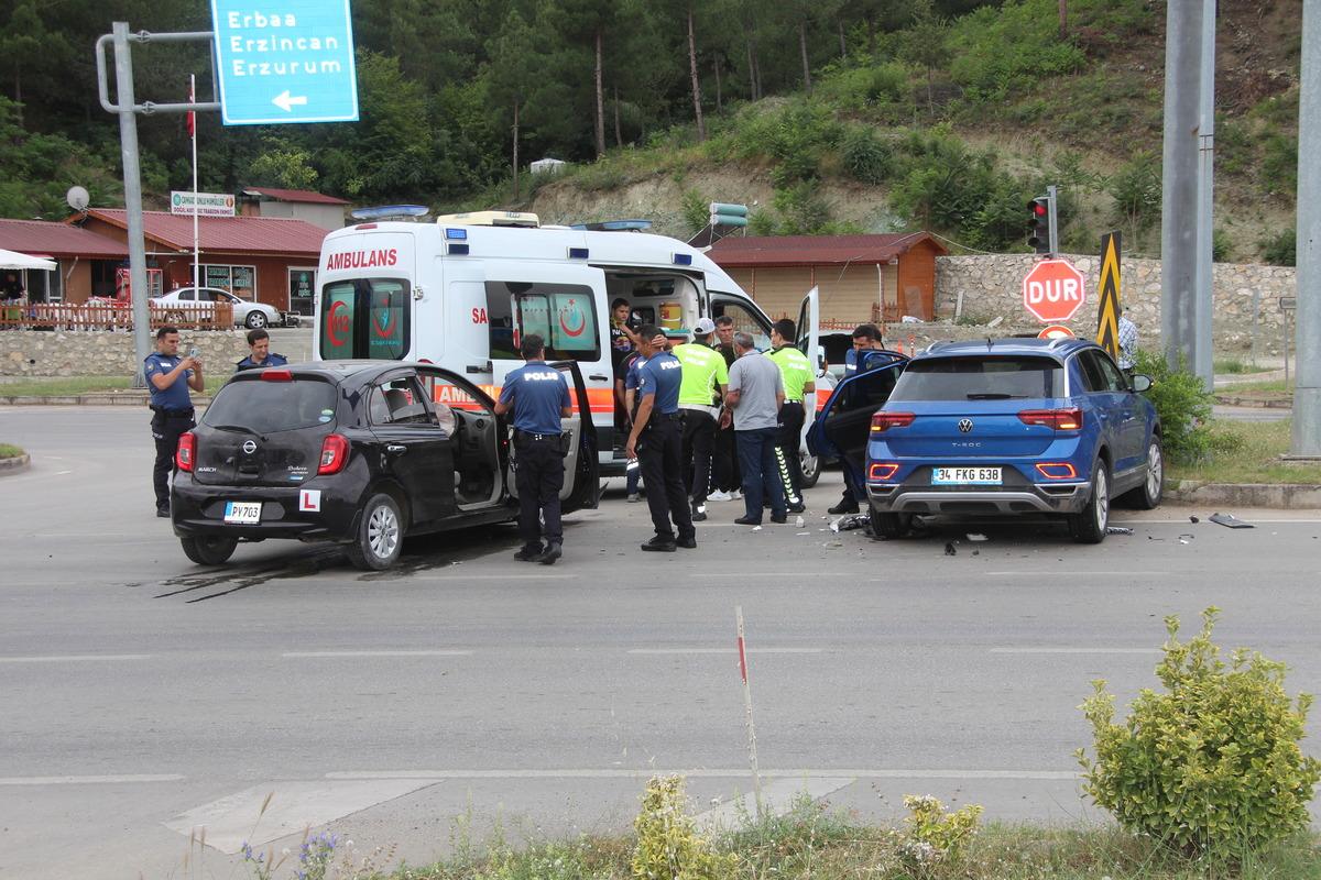 Amasya'da iki otomobil &ccedil;arpıştı, 6 kişi yaralandı