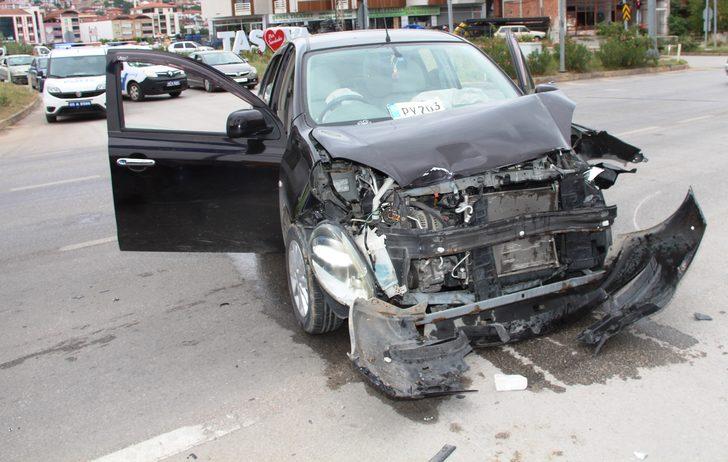 Amasya'da iki otomobil çarpıştı, 6 kişi yaralandı G2