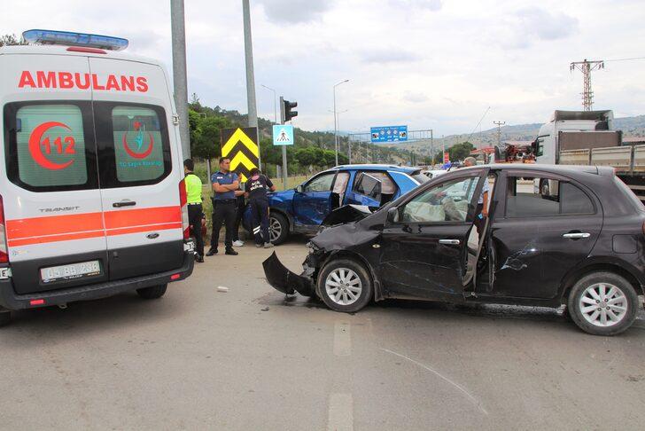 Amasya'da iki otomobil çarpıştı, 6 kişi yaralandı G3