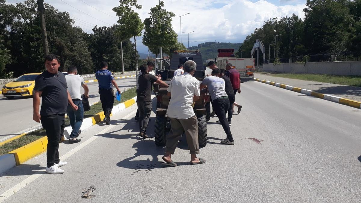 D&uuml;zce'de devrilen tarım aracının altında kalan 3 kişi ağır yaralandı