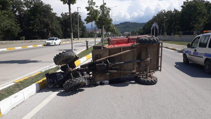 Düzce'de devrilen tarım aracının altında kalan 3 kişi ağır yaralandı G3
