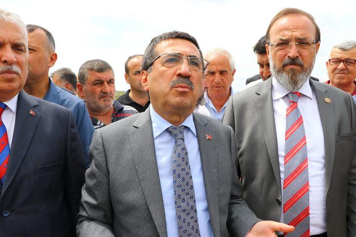 Tarım ve Orman Bakan Yardımcısı Pakdil, çayır tırtılı görülen tarlaları inceledi: G2