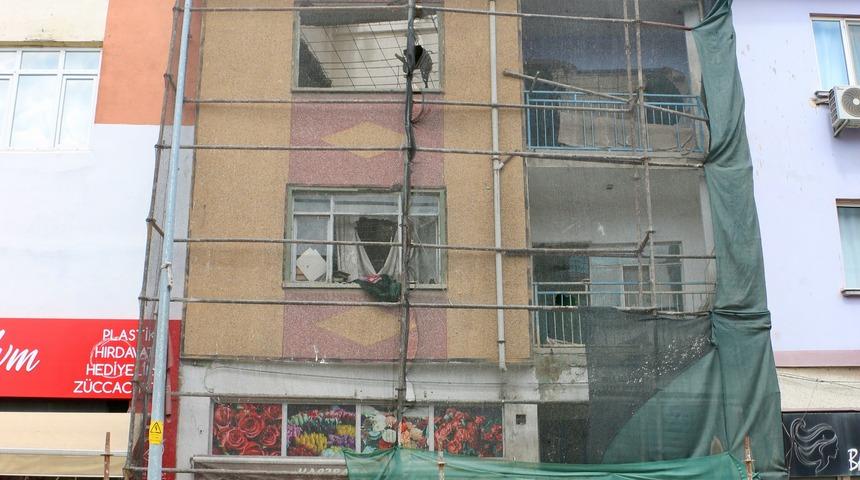 Eskişehir'de boş binanın yıkımı sırasında kolon altında kalan kişi yaralandı