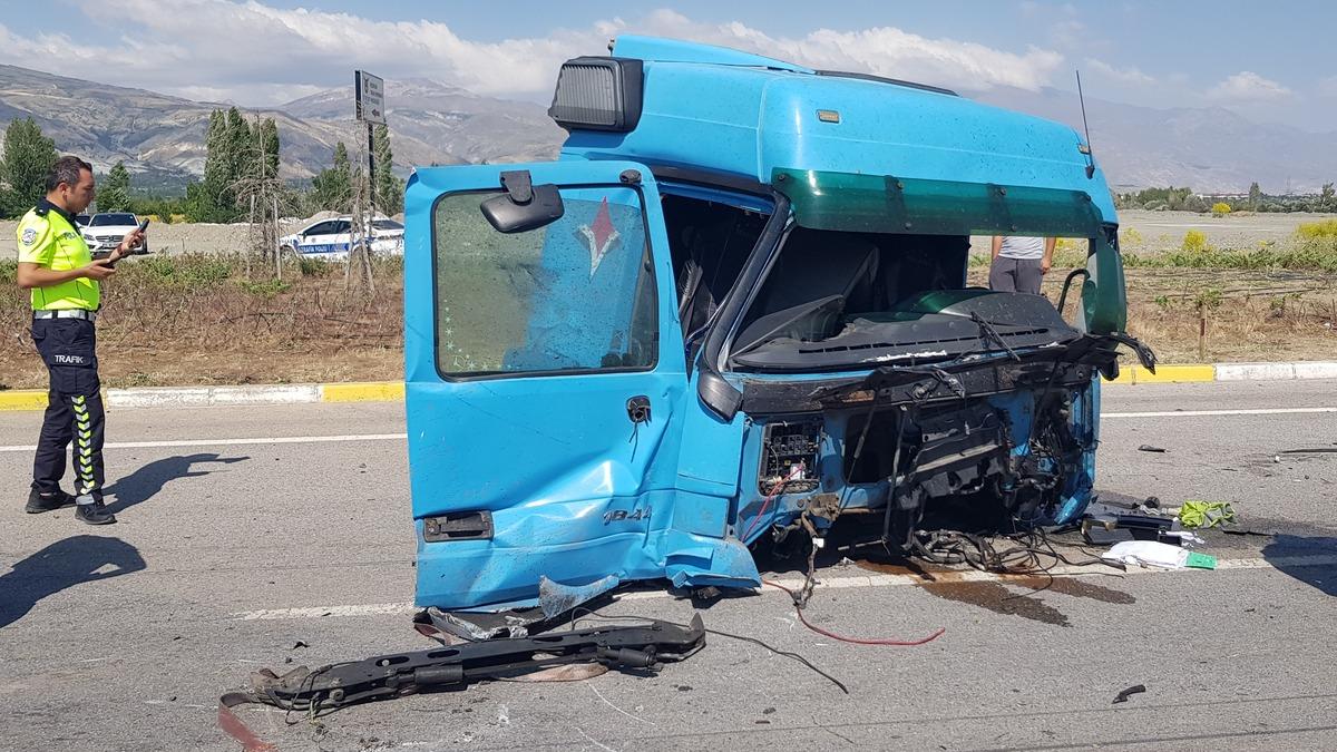 Erzincan'da &ccedil;arpışan iki tırdan birinin kupası koptu, iki s&uuml;r&uuml;c&uuml; yaralandı
