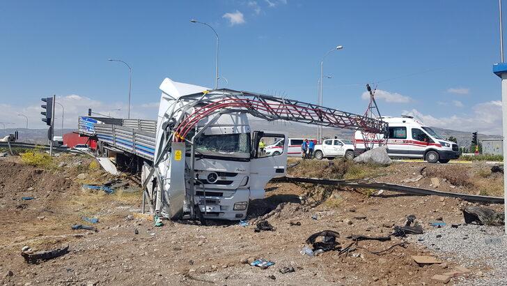 Erzincan'da çarpışan iki tırdan birinin kupası koptu, iki sürücü yaralandı G2