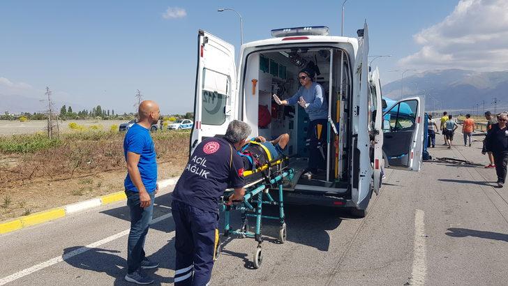 Erzincan'da çarpışan iki tırdan birinin kupası koptu, iki sürücü yaralandı G4